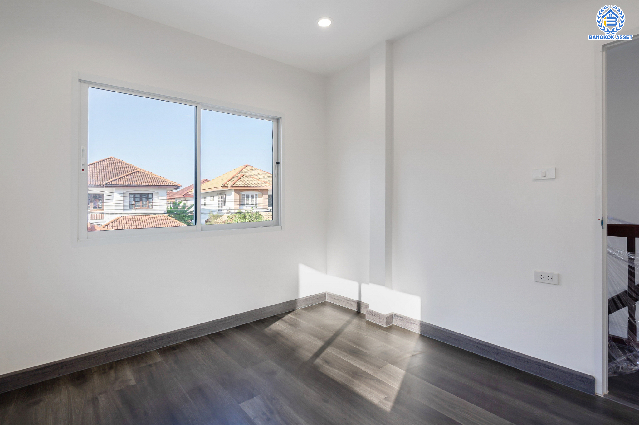 บ้านมือสองตกแต่งใหม่ แบรนด์ LH ม.ชลลดา สายไหม บ้านเดี่ยวหลังใหญ่ เนื้อที่ 61.3 ตร.ว. ฟังก์ชัน 3 ห้องนอน 2 ห้องน้ำ จอดรถได้ 2 ที่จอดรถ พร้อม Facilities ครบครัน บนทำเลเดินทางสะดวก เชื่อมต่อถ.สายไหม, ถ.พหลโยธิน ใกล้รถไฟฟ้าสายสีเขียว "สถานีแยกคปอ."  และทางด่วน "รามอินทรา-วงแหวนรอบนอก"